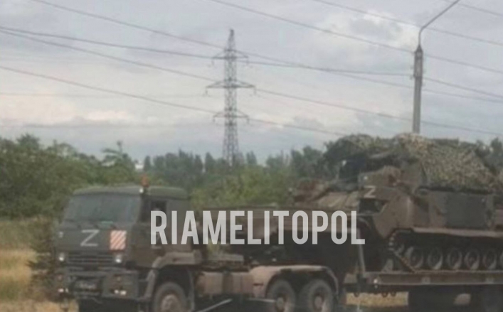 Через Мелитополь армия рф переправляет эвакуационные автобусы и военную технику (фото)